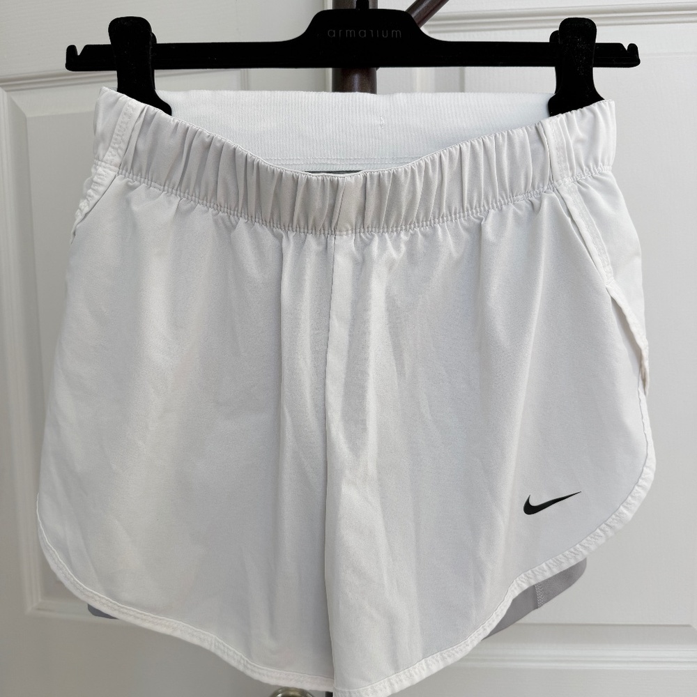 Nike Dri-FIT High-Waisted 3" 2-in-1 Shorts – White/Grey, Size S